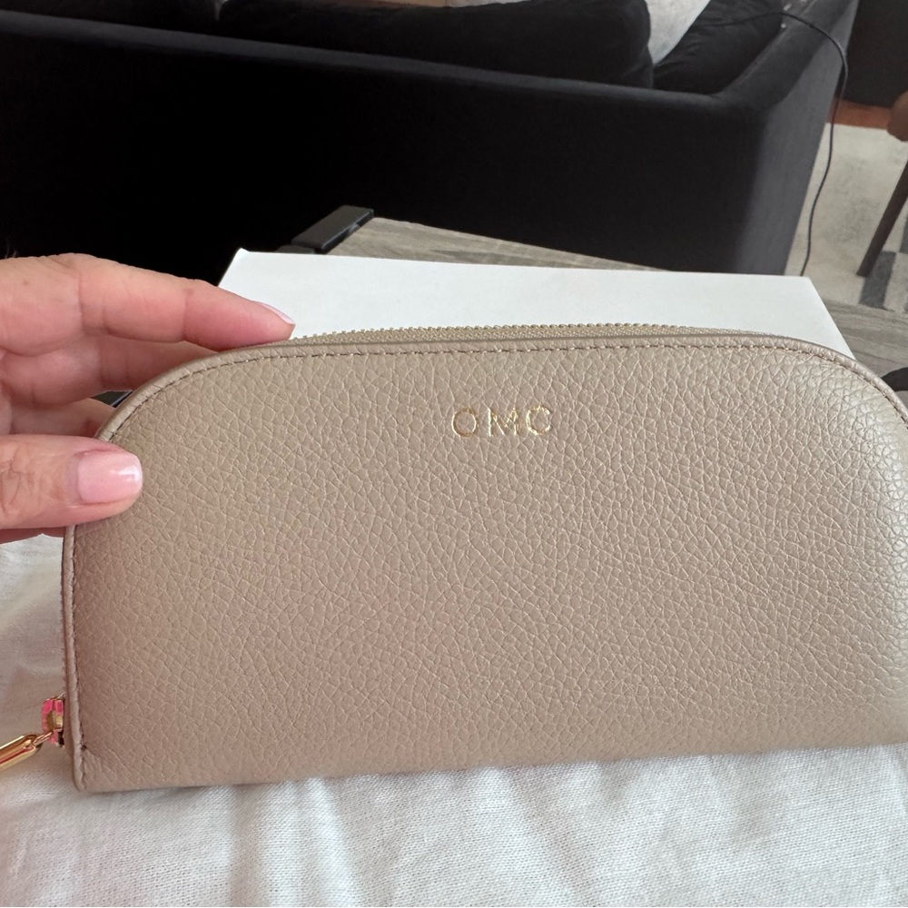 Cuyana Curved Leather Zip Wallet